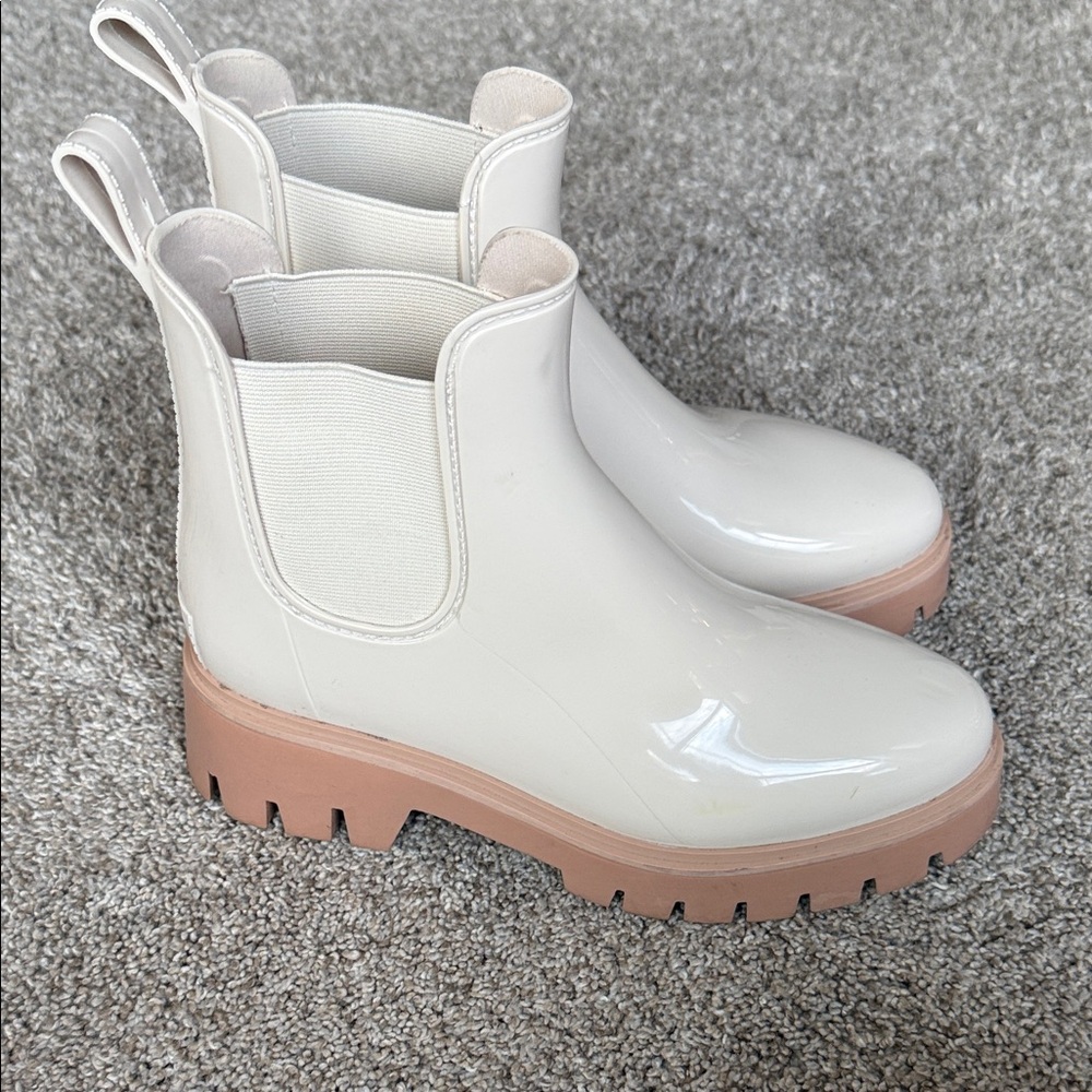 Dolce Vita Cream Chelsea Rain Boots with Blush Pink Lug Sole sz 7. Barely used